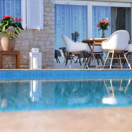 In Mit Beheiztem Pool By Interhome