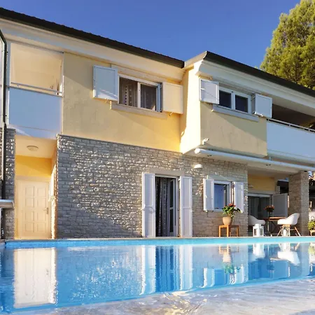 In Mit Beheiztem Pool By Interhome Nyaraló